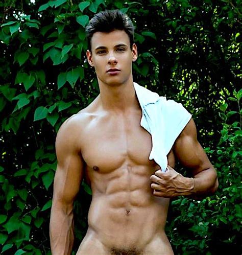 Only Nude Men : Naked Male Models & Amateurs